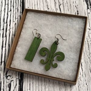 🍭6/$30 Handmade green fleur de lis earrings